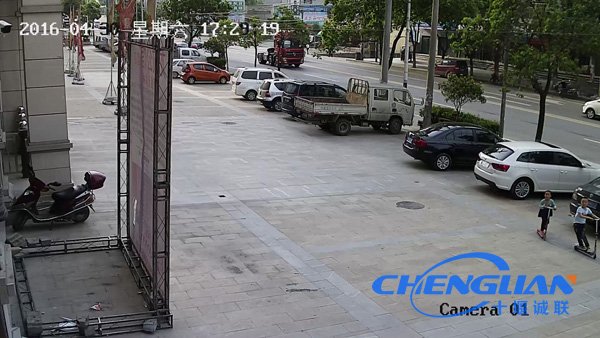 龍城公館酒店一樓門(mén)口監控