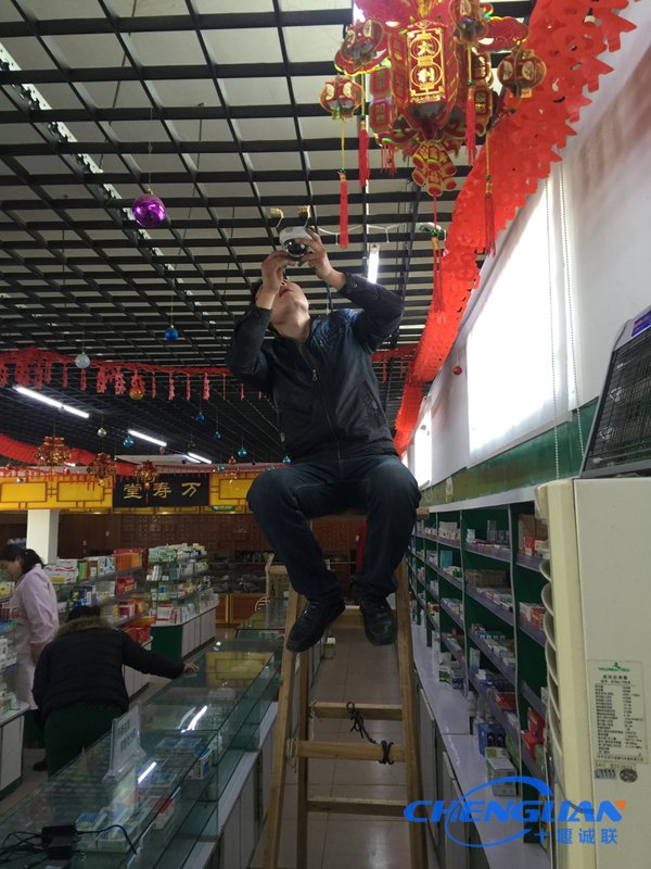 十堰康泰大藥房視頻網(wǎng)絡(luò )監控系統師傅安裝現場(chǎng)圖